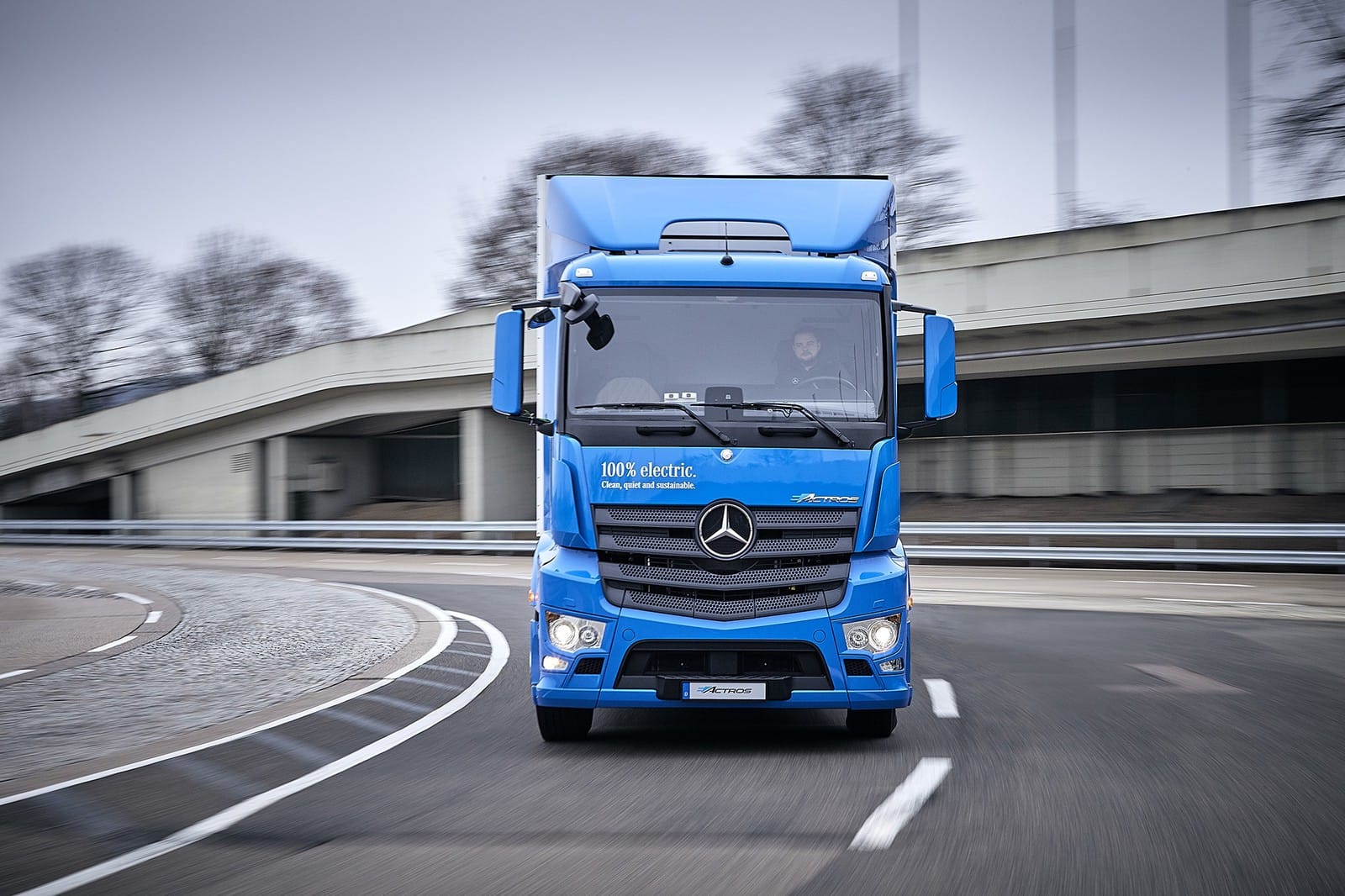 Caminhão elétrico da Mercedes-Benz começa a ser testado por clientes