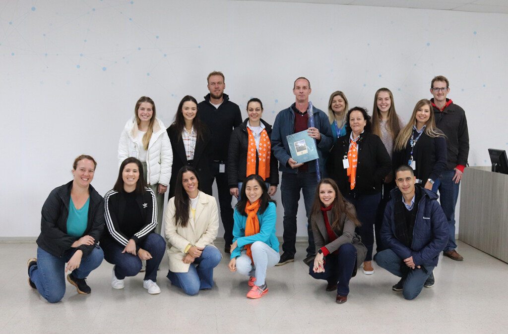 Comissões de Mulheres e Jovens Cooperativistas da Castrolanda visitam Veiling Holambra
