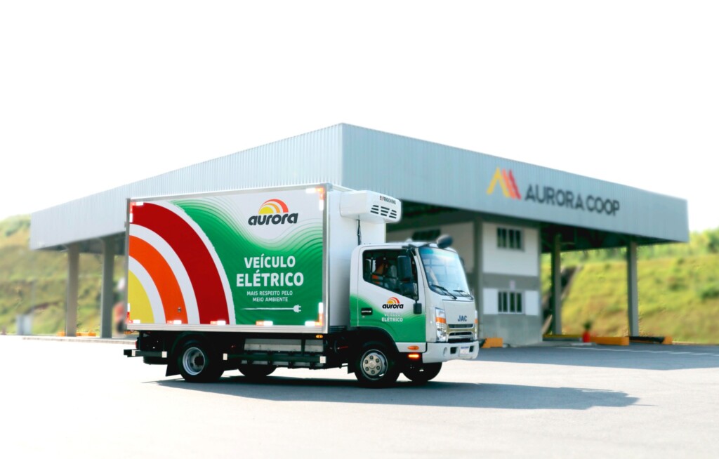 Aurora Coop investe em caminhões elétricos nas frotas de SP e RS