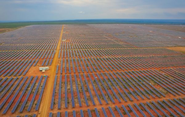 Parque solar com 330 mil painéis inicia operação na Bahia