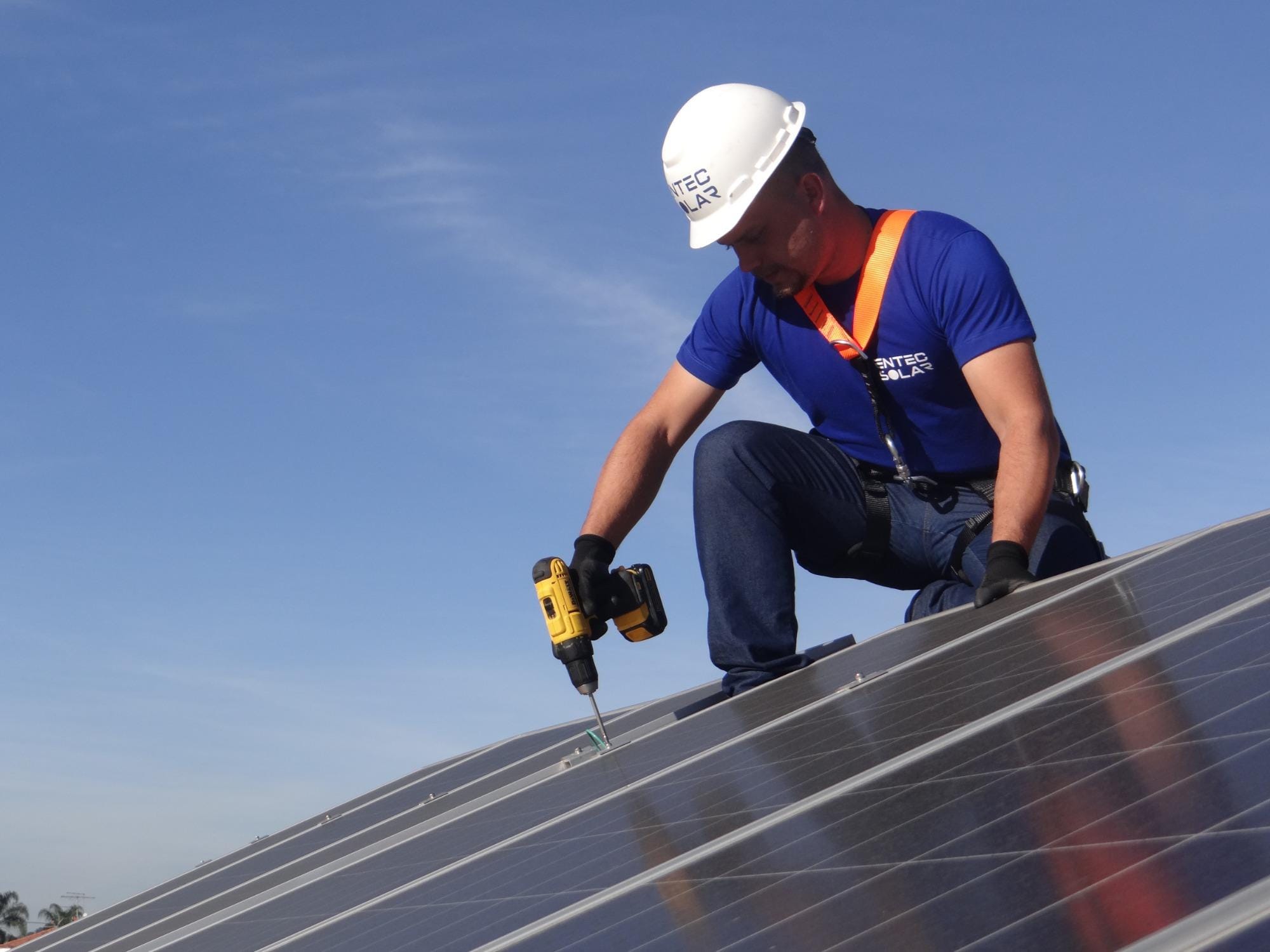 Adesão de brasileiros à energia solar aumenta e o faturamento de empresa do setor cresce 370% Adesão de brasileiros à energia solar aumenta e o faturamento de empresa do setor cresce 370%