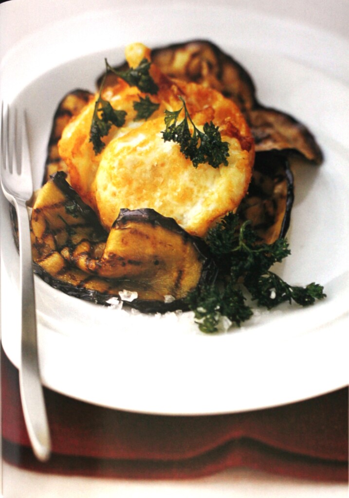 Ovos fritos em ninho de berinjela grelhada