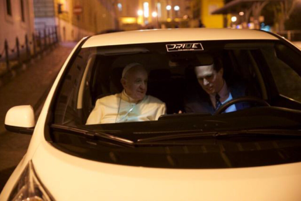 Papa Francisco passa a usar carro 100% elétrico