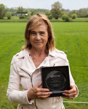 Anne-Marie Neeteson, da Aviagen, recebe prêmio de mérito especial do Conselho Britânico de Avicultura
