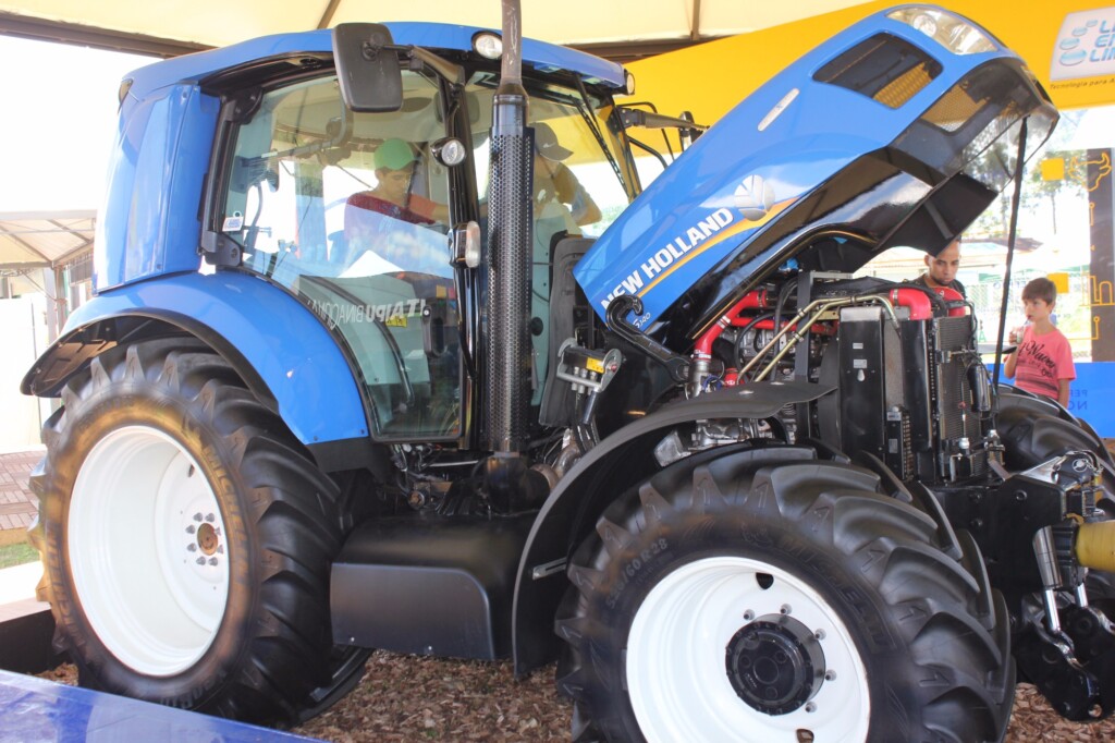 Primeiro trator do mundo movido a biometano produzido com dejetos de animais agrada produtor