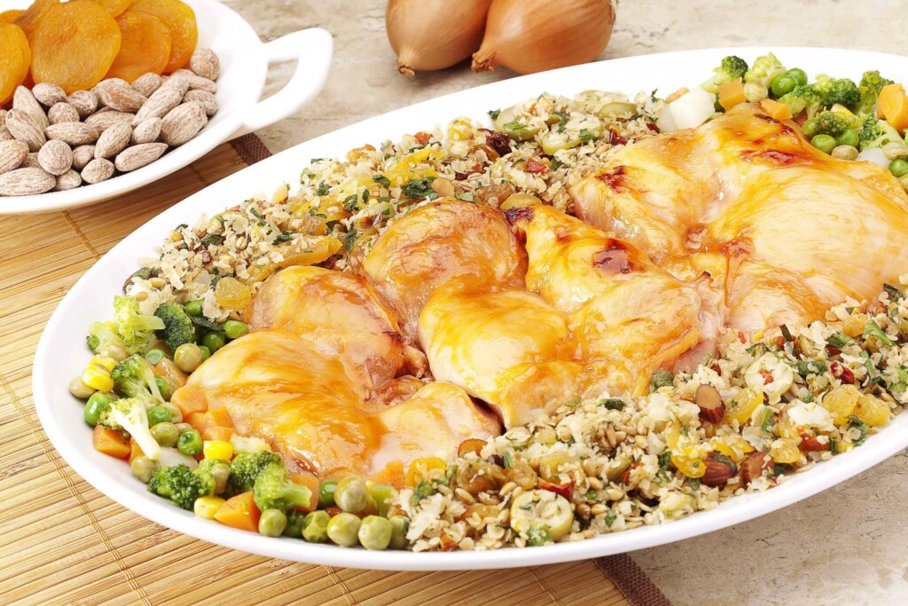 Coxa e sobrecoxa com farofa, legumes e aveia