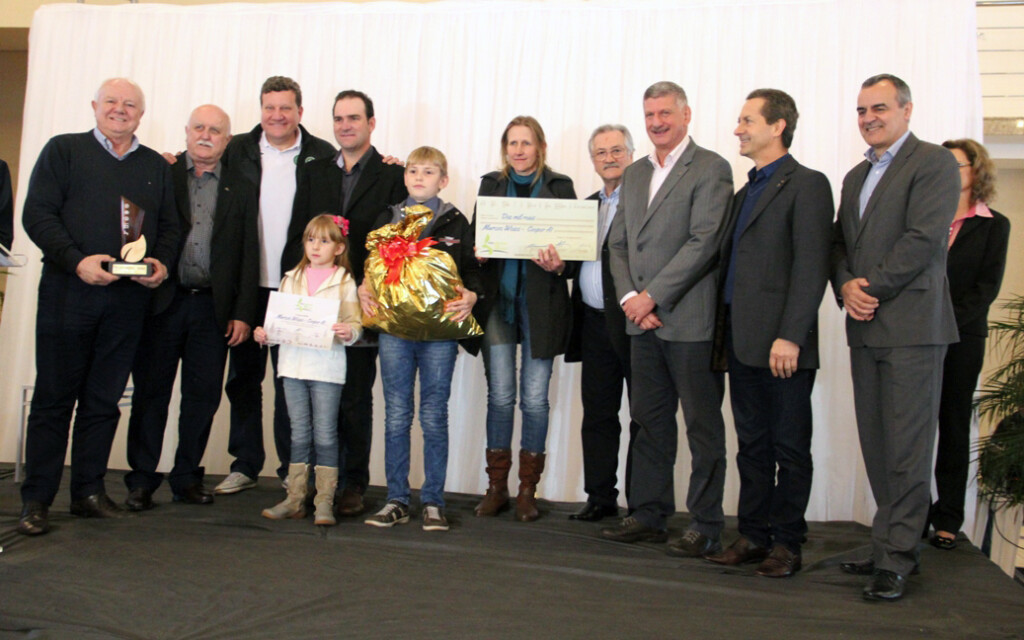 Aurora entrega Prêmio de Cooperativismo e troféu Aury Luiz Bodanese para empresários rurais