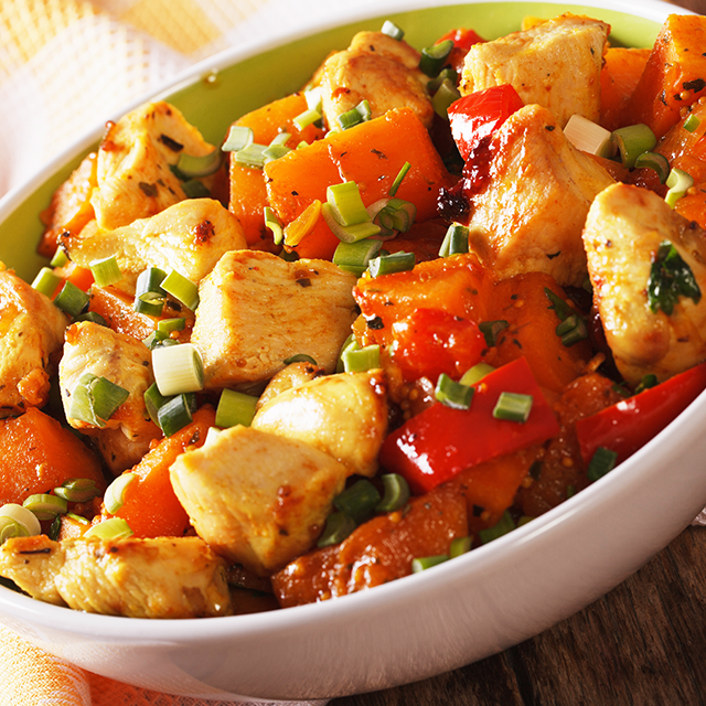 Cubos de frango com legumes e ervas