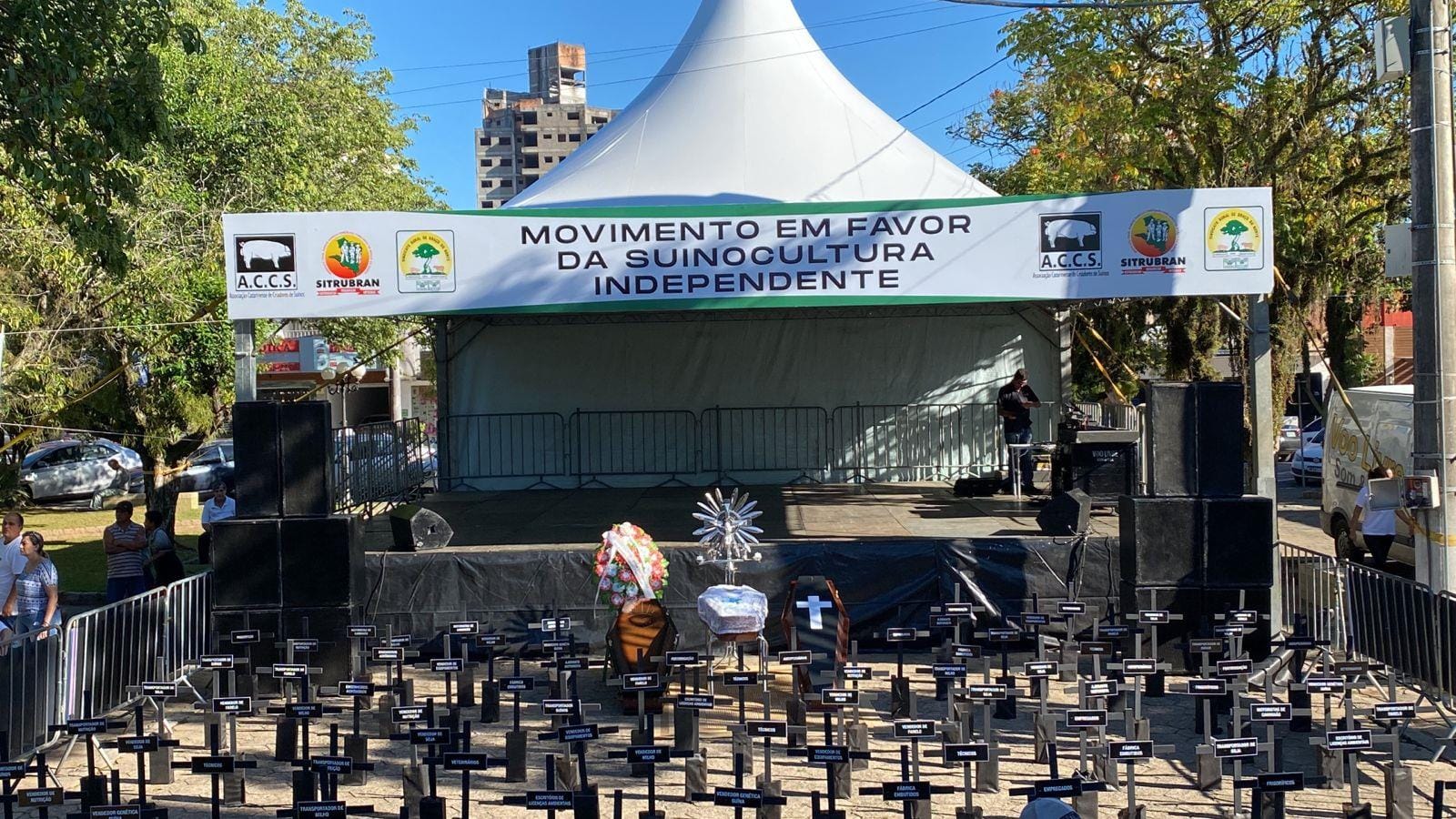 Suinocultores pedem socorro e distribuem 10 toneladas de carne suína em SC Suinocultores pedem socorro e distribuem 10 toneladas de carne suína em SC