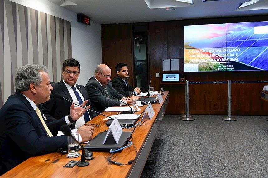 Senadores criticam proposta da Aneel de taxar geração de energia solar