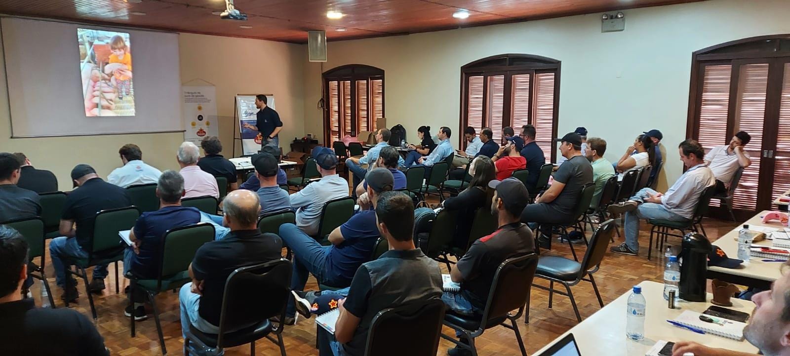 Vetanco ministra Oficina de Trabalho para integrados e equipe técnica da Estrela Alimentos no RS Vetanco ministra Oficina de Trabalho para integrados e equipe técnica da Estrela Alimentos no RS
