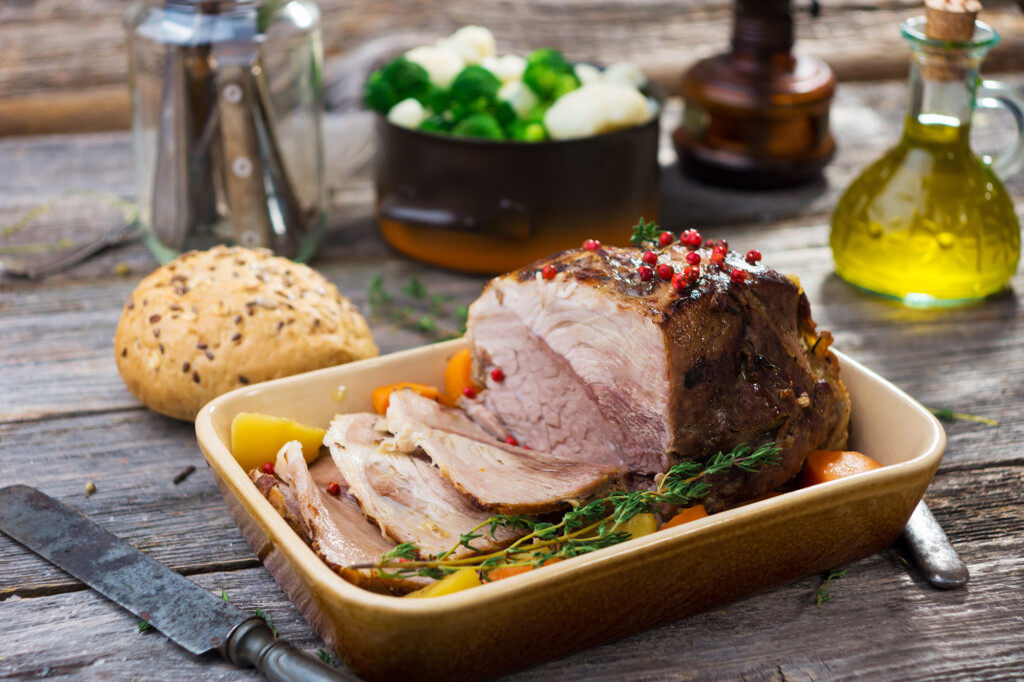 Lombo ao molho de abacaxi e ameixa