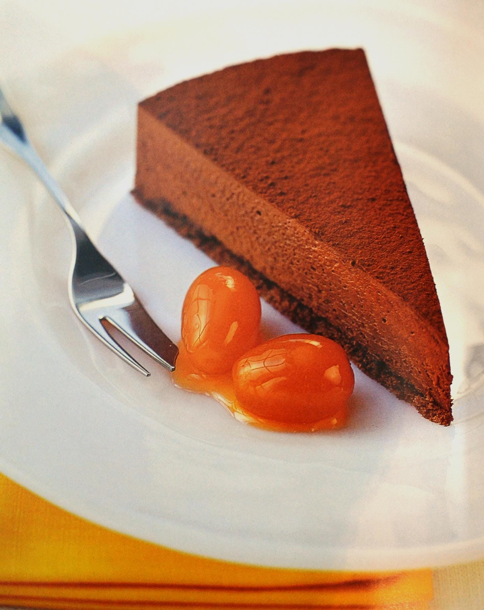 Bolo trufado de chocolate com laranjas kinkan em calda
