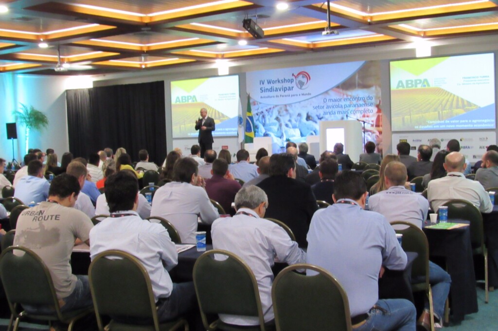 Paraná reúne especialistas e elos da cadeia produtiva para debater inovações na avicultura