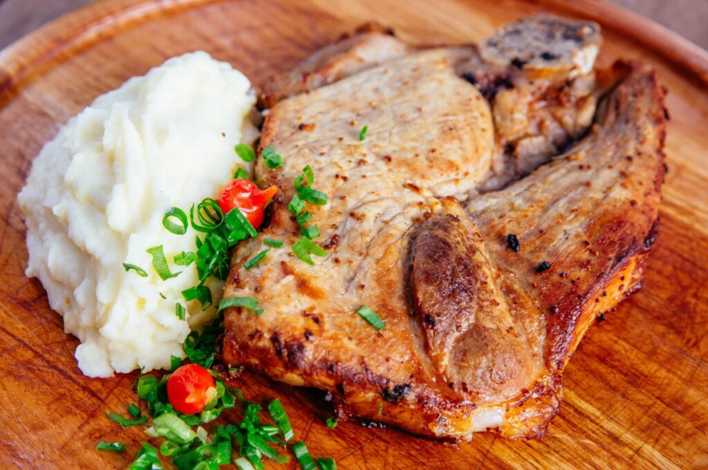 Pernil de porco com purê de batatas