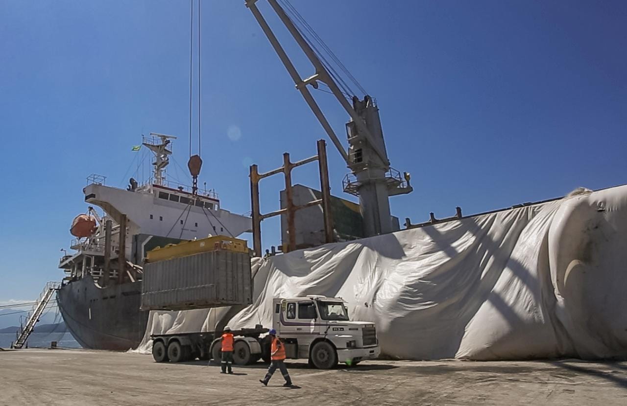 Porto Ponta do Félix realiza a primeira reexportação de fertilizantes