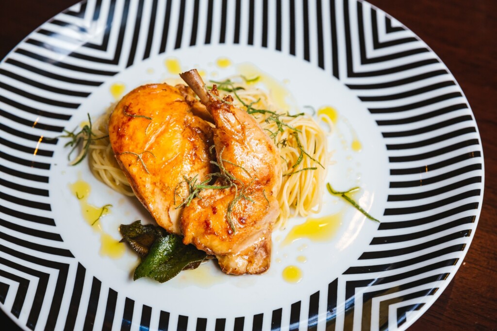 Galeto marinado com capeline