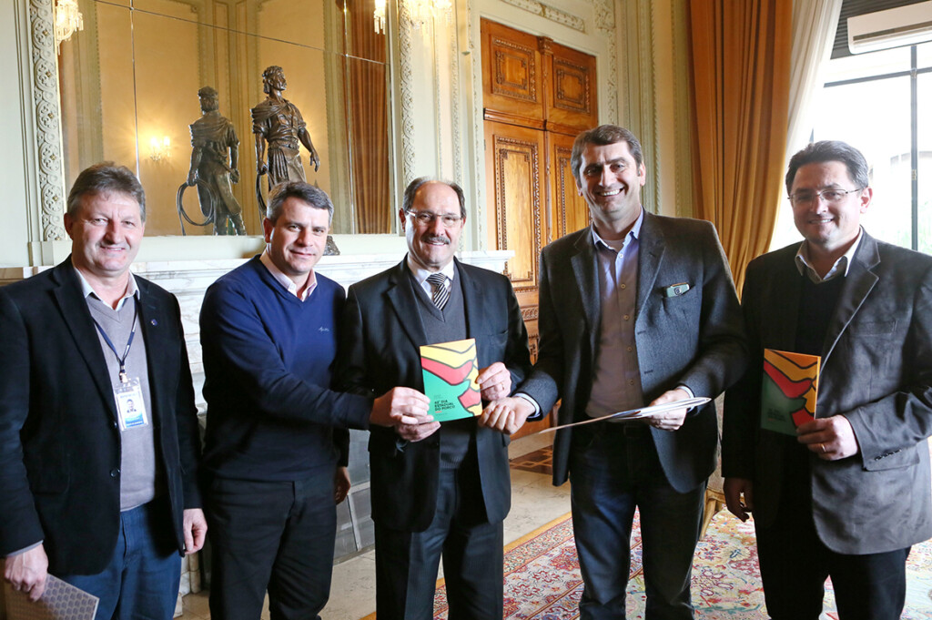 Comitiva do 42º Dia Estadual do Porco entrega convites para autoridades