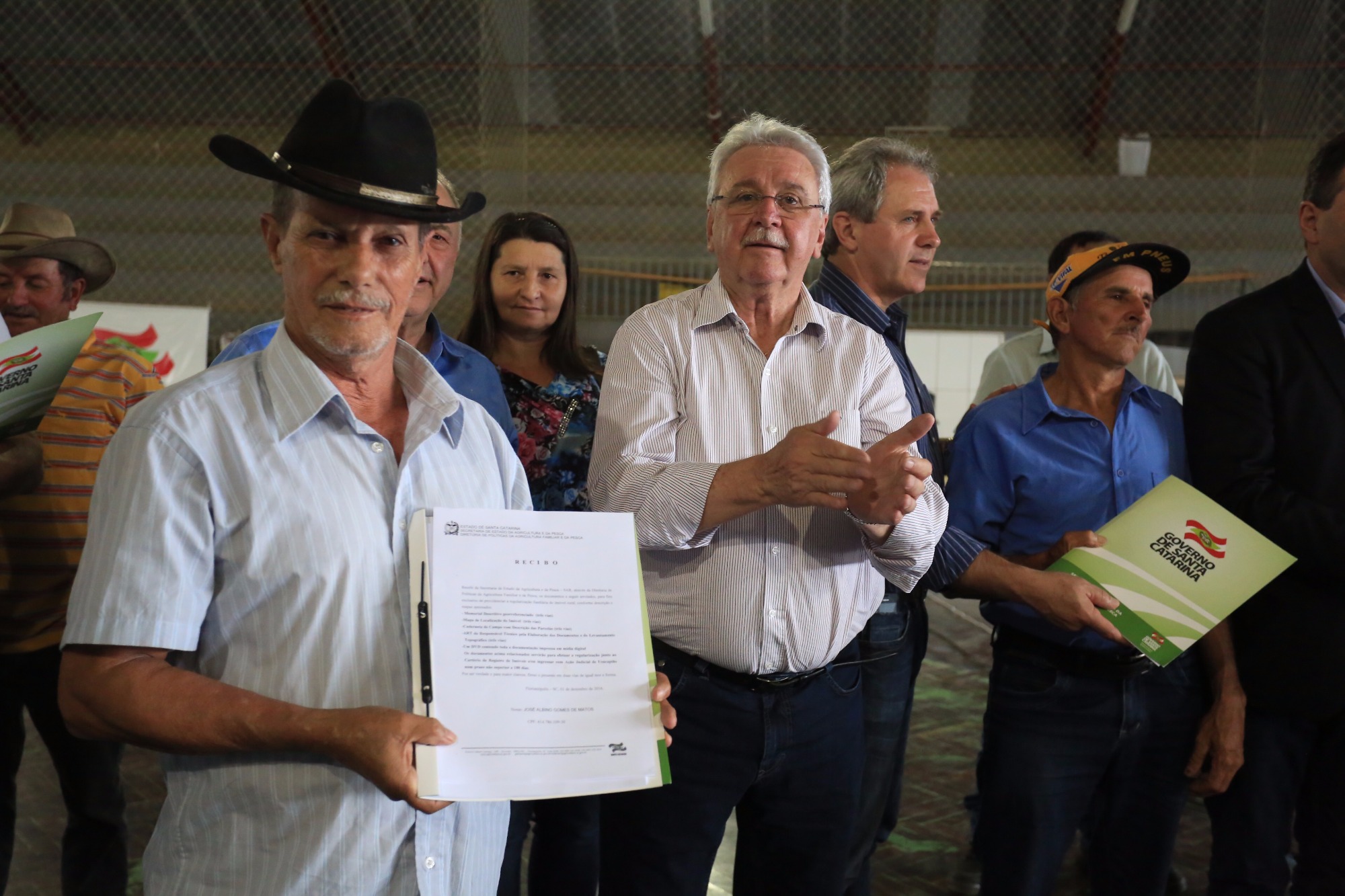 Agricultores catarinenses recebem documentos para regularizar imóveis rurais