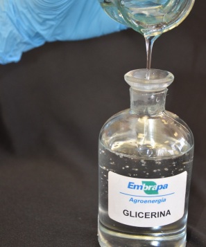 Embrapa Agroenergia estuda bioprocessos de transformação de glicerina em produtos químicos