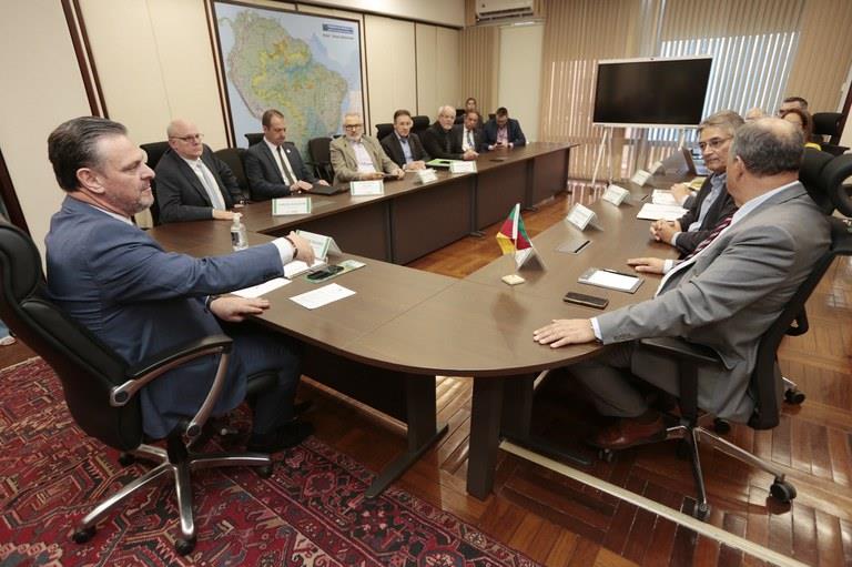Fávaro se reúne com representantes do RS para abordar prioridades do setor agrícola