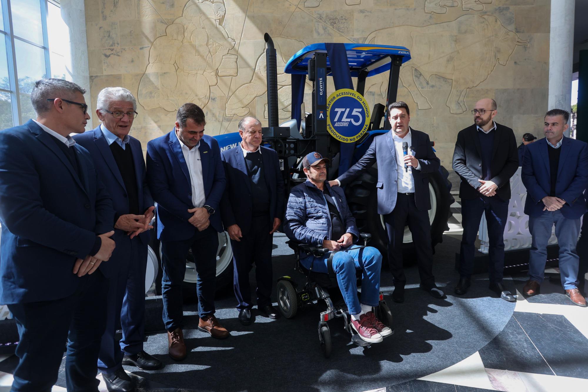 Primeiro trator acessível do mundo é lançado em Curitiba (PR) Primeiro trator acessível do mundo é lançado em Curitiba (PR)