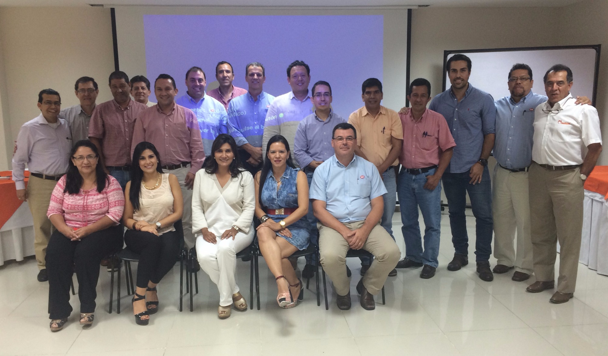 Cobb-Vantress promove Ronda Técnica com empresários da Colômbia