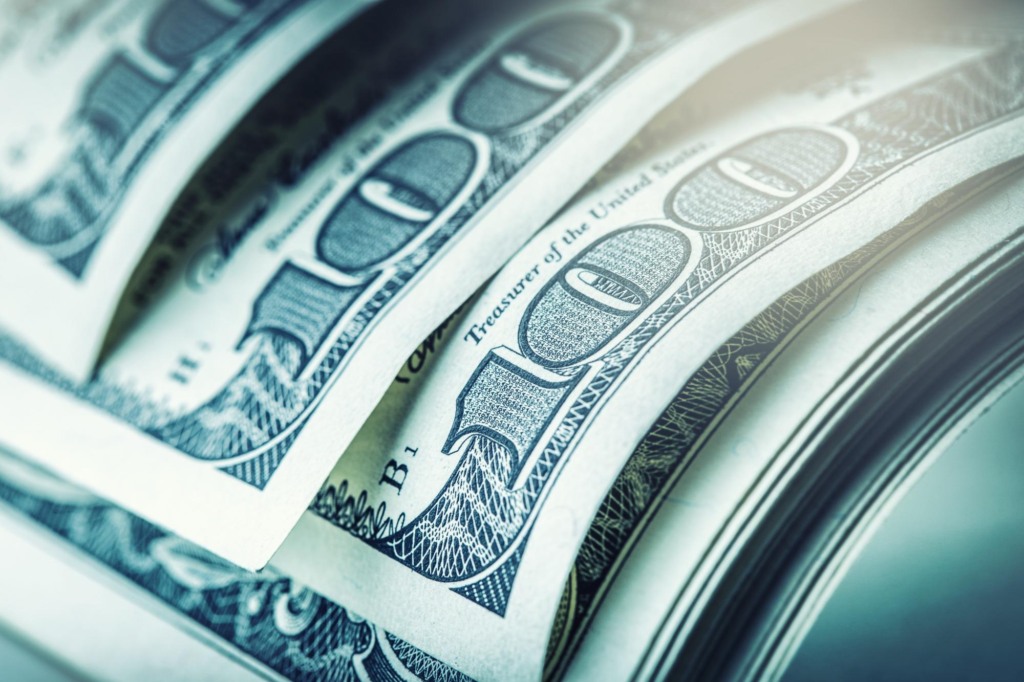 Dólar abre a semana em leve alta