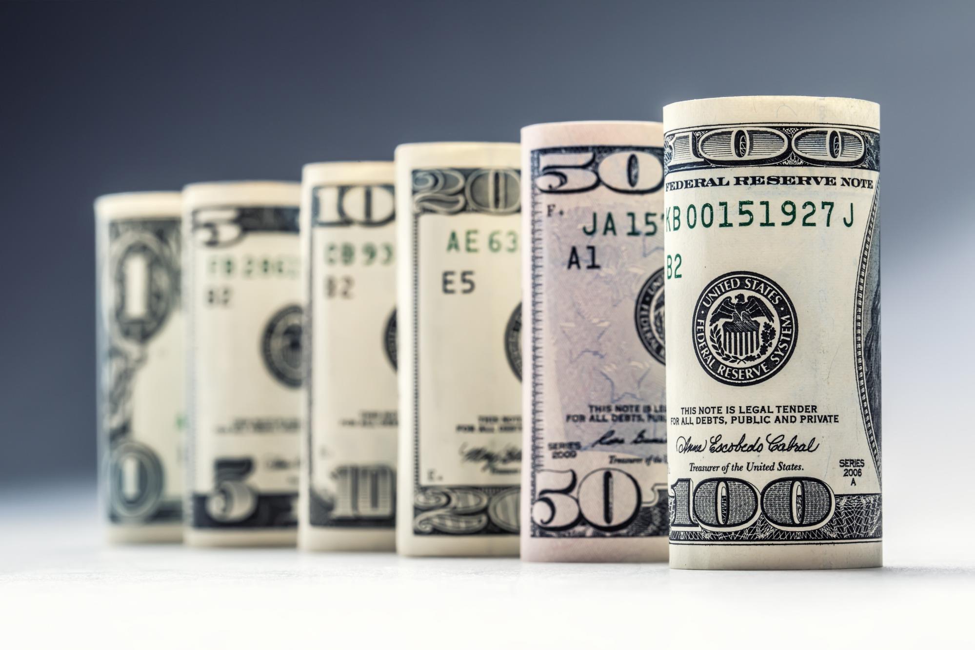 Dólar abre em queda