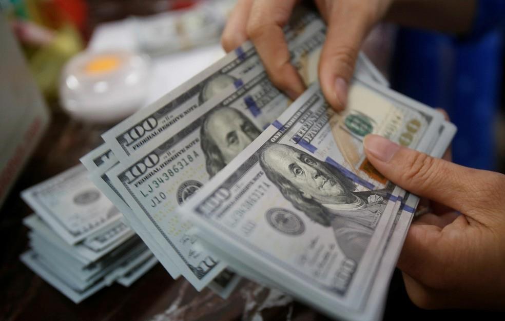Dólar opera em alta nesta quinta-feira