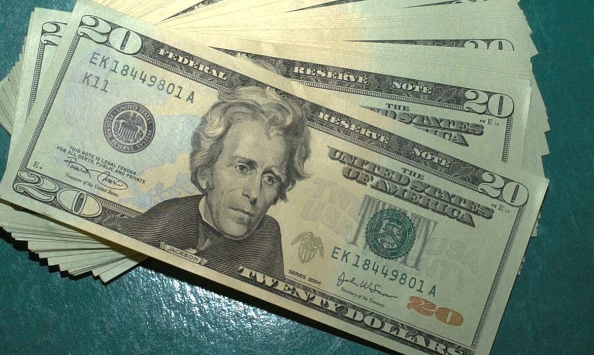 Dólar abre em queda