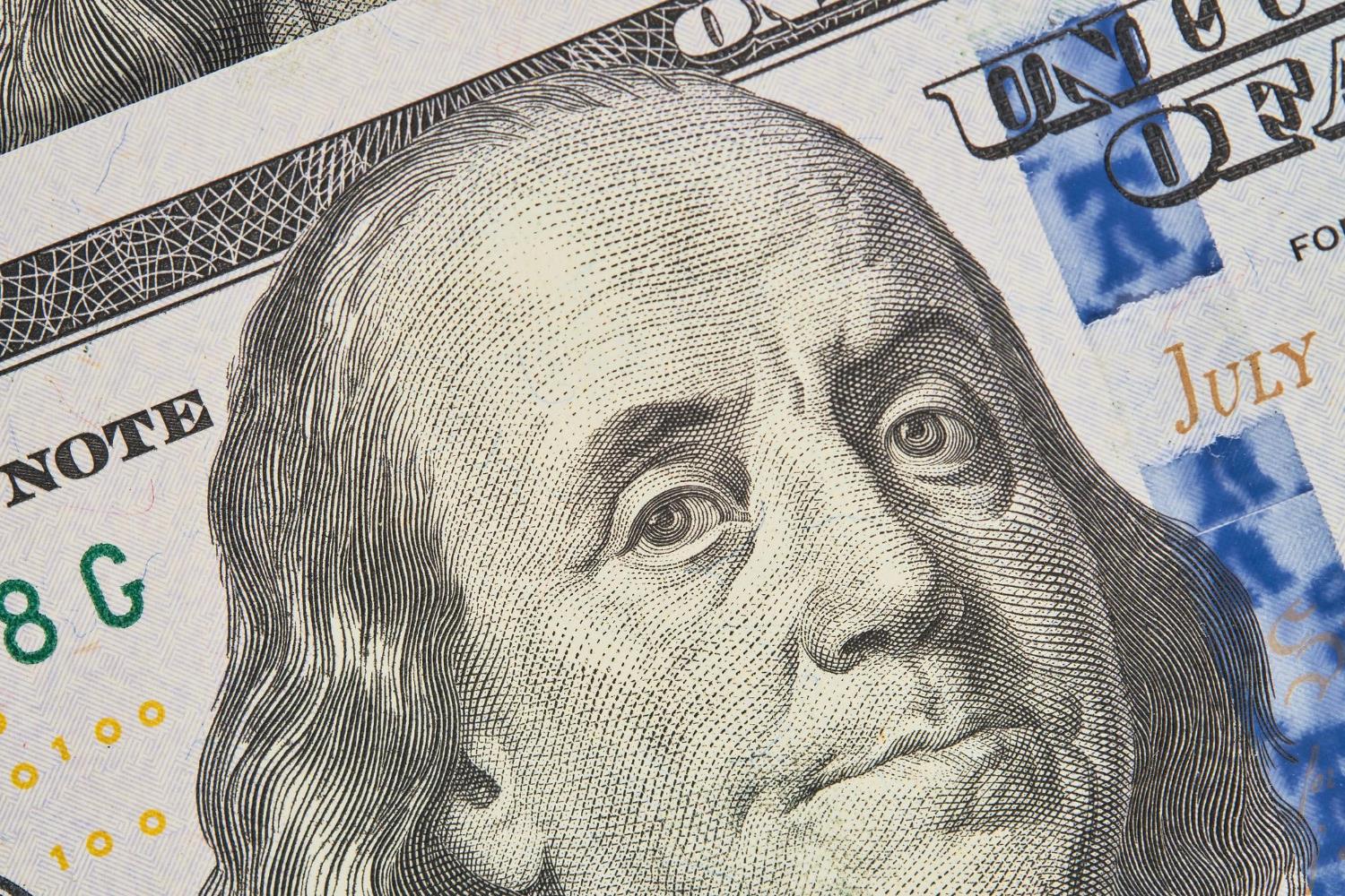 Dólar abre em alta nesta quinta-feira