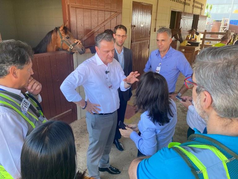 Fávaro inspeciona terminal de cargas para animais e produtos agropecuários em Viracopos