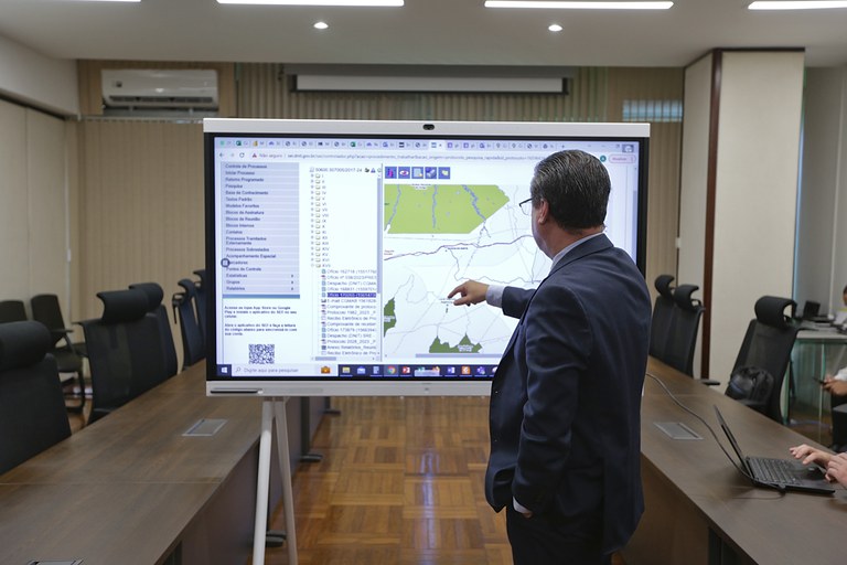 Ministro Fávaro discute alternativas ao traçado da BR-242