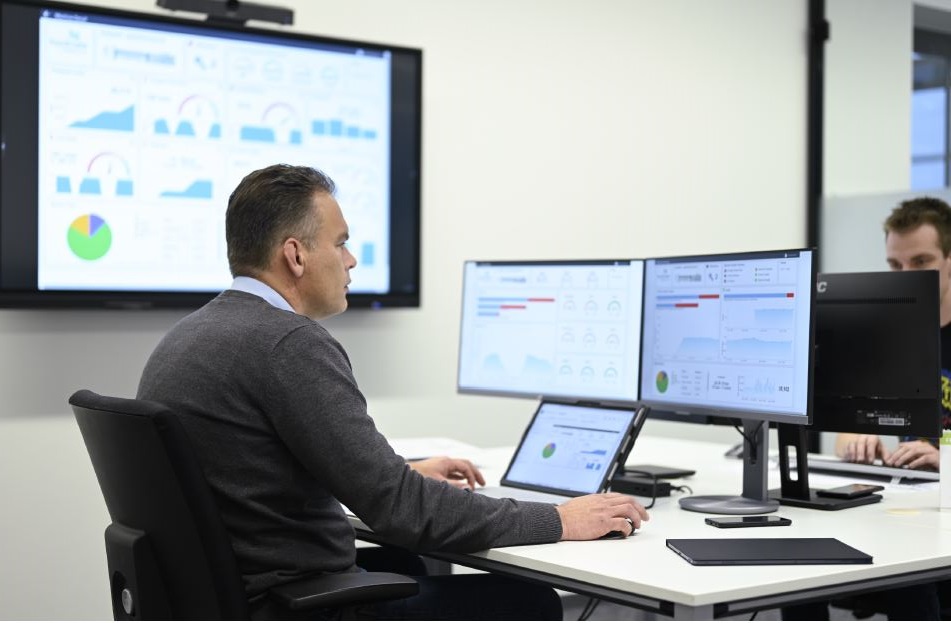 Homem sentado utilizando sistema Duravant ONSIGHT da Foodmate