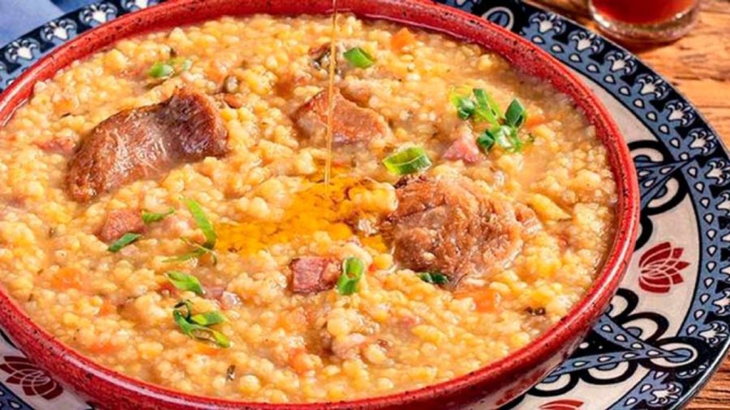 Canjiquinha de milho com costelinha de porco se tornam uma ótima dupla