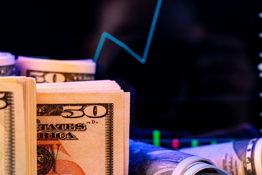 Dólar fecha em queda após divulgação da Ata do Fed e expectativa de corte de juros em Setembro