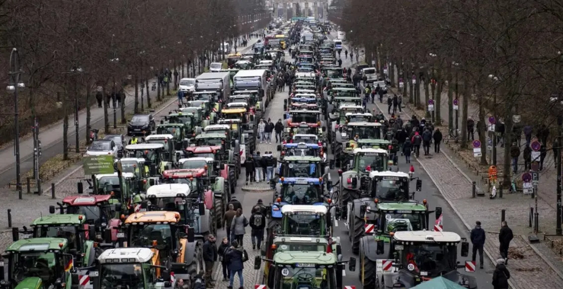 Agricultores invadem Berlin com 1500 tratores em protesto