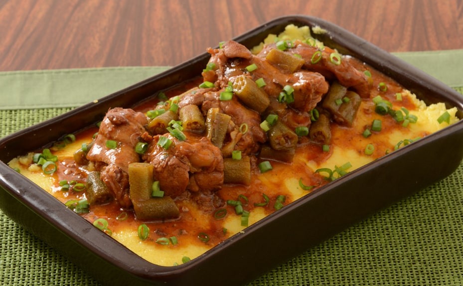 Frango com quiabo e polenta: aquela receita de vó para comemorarmos o Dia da Família