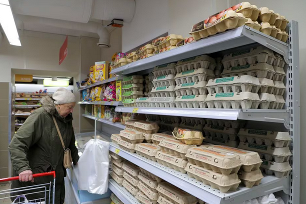 Rússia isenta ovos de tarifas de importação devido a aumento de preços e escassez