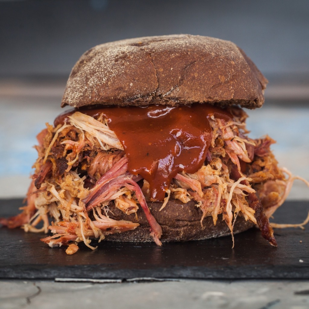 Carne de porco desfiada com molho barbecue: o incrível Pulled Pork Americano