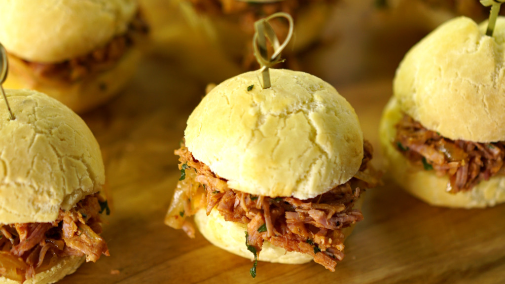 Pão de queijo com pernil: a dupla que você não esperava!