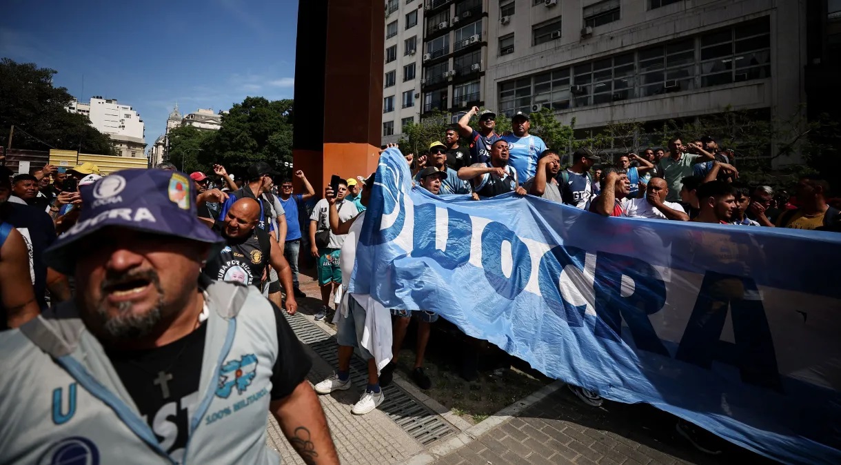 Greve geral na Argentina: sindicatos paralisam atividades nesta quarta; governo Milei incentiva trabalho Greve geral na Argentina: sindicatos paralisam atividades nesta quarta; governo Milei incentiva trabalho