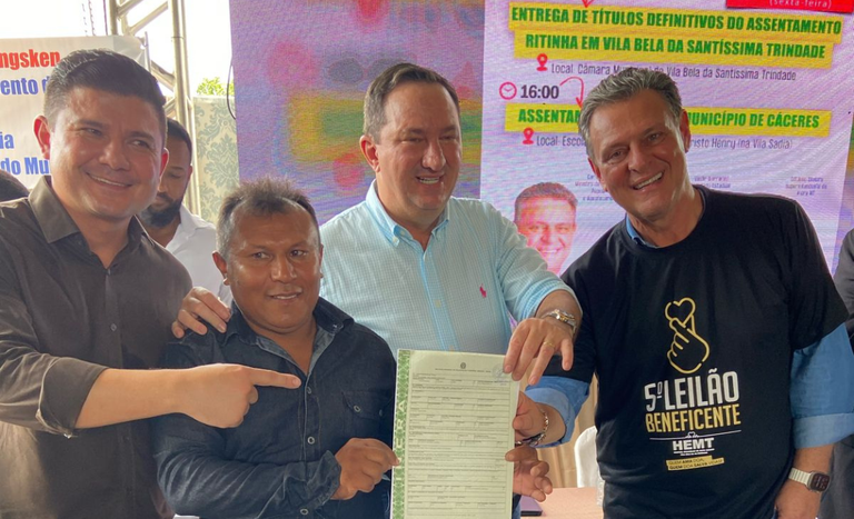 Ministro Fávaro entrega títulos de propriedade a agricultores em Vila Bela da Santíssima Trindade