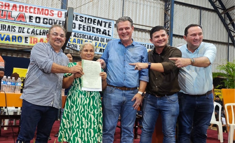 Fávaro entrega títulos de propriedade a agricultores em assentamento de Cáceres