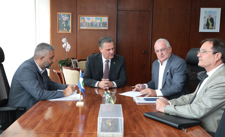 Ministro Fávaro discute melhorias em estradas vicinais de Chapada dos Guimarães (MT)