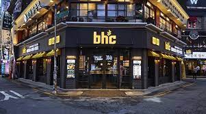 Franquia BHC de frango frito enfrenta críticas após aumento de preços e mudança para frango brasileiro