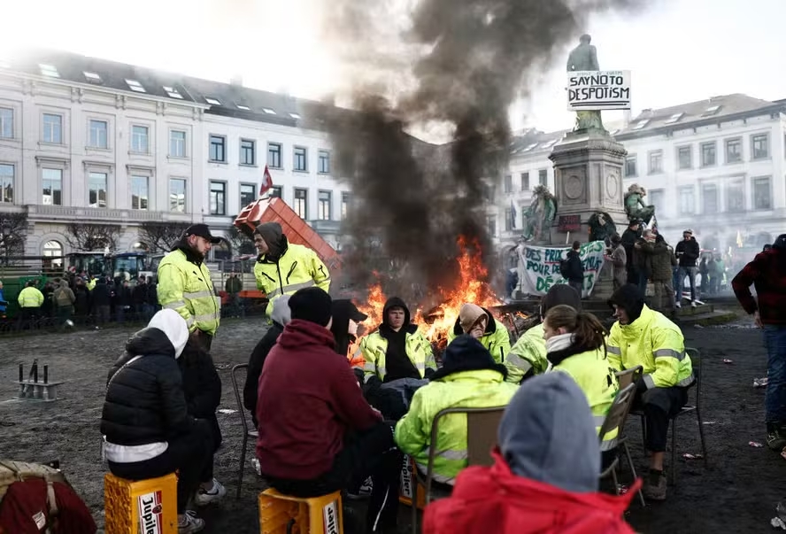 Agricultores expressam descontentamento e ateiam fogo em frente ao Parlamento Europeu, na Bélgica