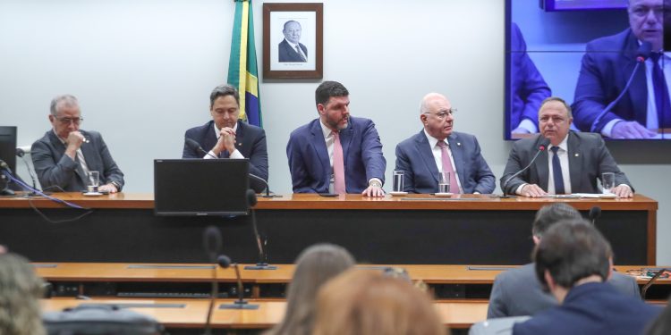 Grupos de trabalho paralelos iniciam discussões sobre a Reforma Tributária na Câmara dos Deputados