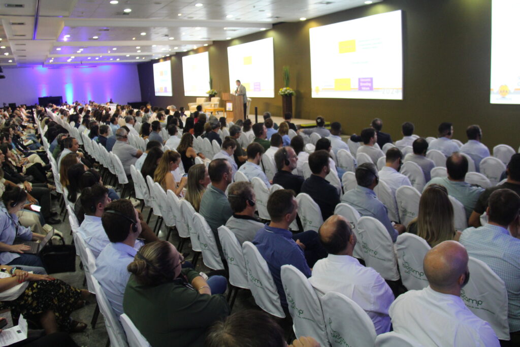 Sindirações marca presença no XXI Congresso APA de Ovos 2024 e destaca papel do setor avícola na alimentação animal